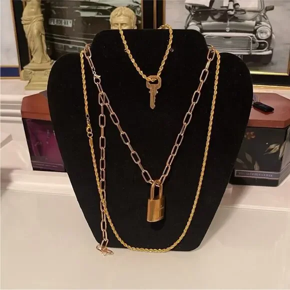 Authentic LV lock and key #315 with necklace set & extra chain - Picture 5 of 5